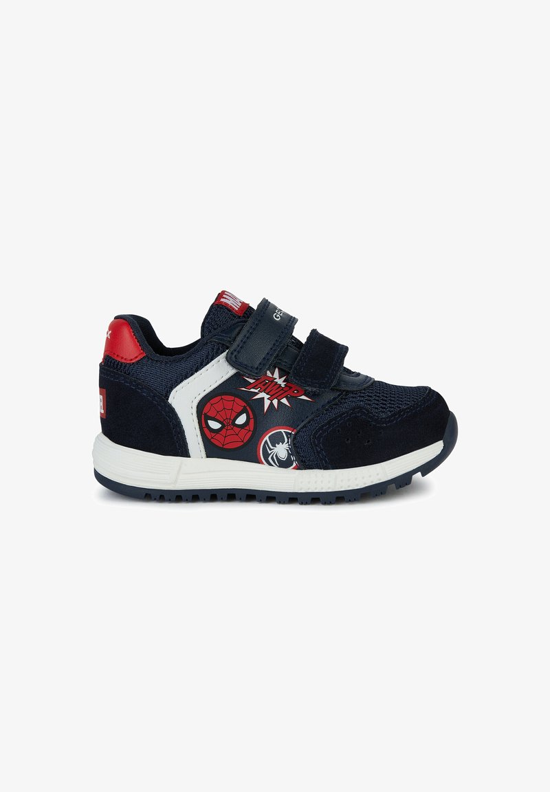 Baskets en tissu bleu et daim avec accents rouges, côtés blancs et graphismes Spider-Man. Brides réglables en Velcro pour un ajustement sécurisé.