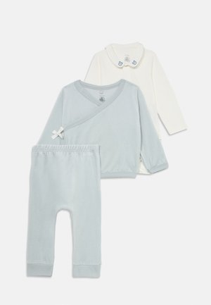 Ensemble pour bébé en deux pièces : haut enveloppant bleu clair avec accent nœud, haut crème à manches longues avec col, et pantalon bleu clair assorti. Matériel en coton doux.