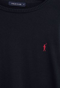 Marineblå strikket sweater med et lille rødt polo-spiller logo broderet på brystet og et "POLO CLUB" mærke ved halsudskæringen.