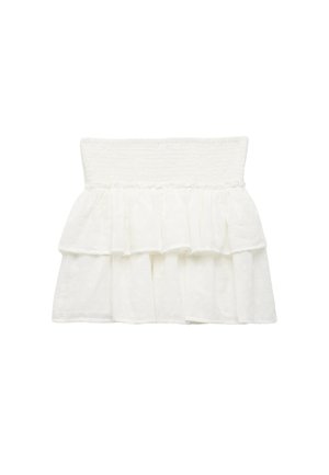 Top blanco sin tirantes con fruncido y un dobladillo con doble capa de volantes, que presenta un delicado bordado floral.