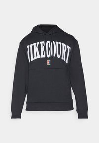 Sudadera negra con capucha que presenta un atrevido estampado blanco "NIKECOURT" en la parte frontal, capucha con cordón y un pequeño logotipo colorido de Nike en la parte inferior izquierda.