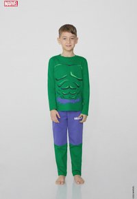 Zelený dlouhý rukáv tričko s designem Hulkova hrudníku, spárované s fialovými kalhotami s zelenými akcenty a textem "HULK". Bavlněný materiál.