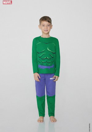 Haut à manches longues vert avec un design de poitrine de Hulk, associé à un pantalon violet avec des accents verts et le texte "HULK". Matériau en coton.