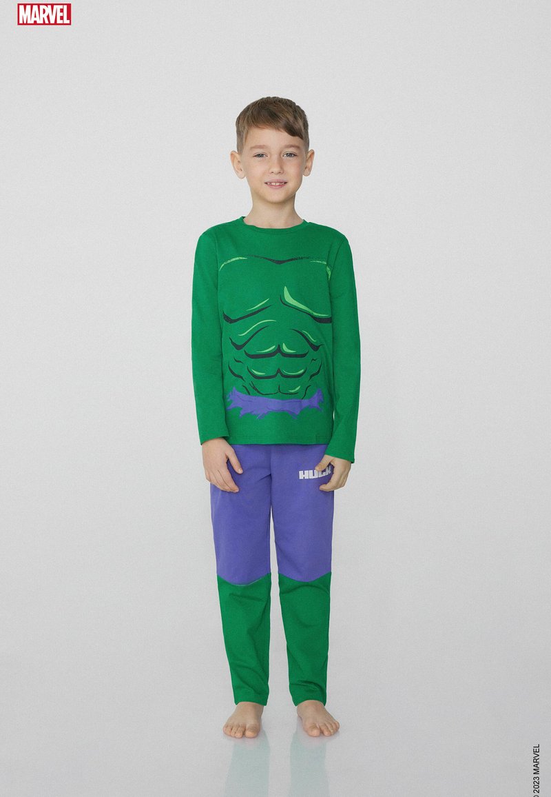 Zelený dlouhý rukáv tričko s designem Hulkova hrudníku, spárované s fialovými kalhotami s zelenými akcenty a textem "HULK". Bavlněný materiál.