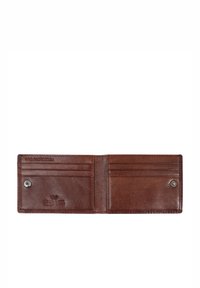 Cartera de cuero marrón con múltiples ranuras para tarjetas, un compartimento amplio y un cierre a presión. Textura suave con un sutil detalle de marca.
