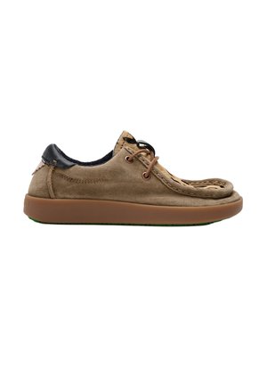 Zapato mocasín informal de ante marrón con cuello negro, cordones marrones y suela gruesa de goma, mostrado de lado sobre un fondo blanco.