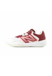 Scarpa sportiva bianca con accenti in bordeaux. La parte superiore in rete presenta motivi triangolari. Design con lacci e tallone texturizzato per supporto.
