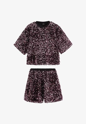 Funkelndes lila Zweiteiler-Outfit mit einem kurzärmeligen Oberteil und Shorts, die mit Pailletten bedeckt sind, und einem schwarzen elastischen Bund.