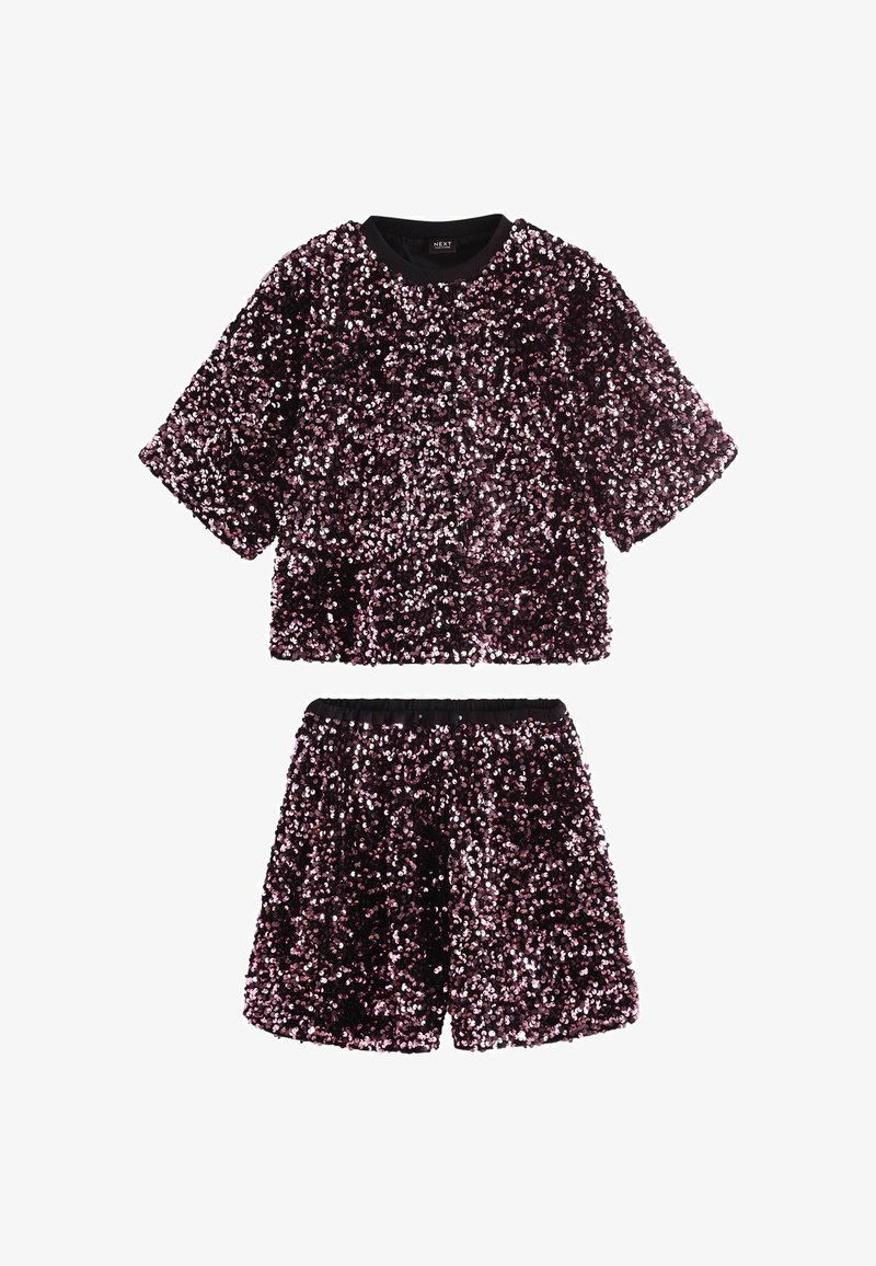 Kimaltava violetti kahden osan asu, jossa on lyhythihainen paita ja shortsit, peitetty paljeteilla, ja musta elastinen vyötärönauha.