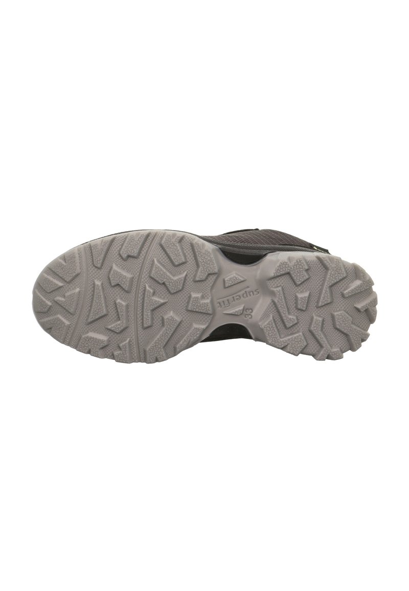 Schuhsohle mit tiefen, multidirektionalen Profilen in Grau, mit eingeprägtem Markennamen und der Größe "33" im Bereich des Fußgewölbes.