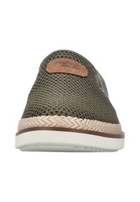 Sneaker in rete verde oliva con suola intrecciata beige, dotato di una patch in pelle marrone con la scritta "rieker since 1874" sul retro.