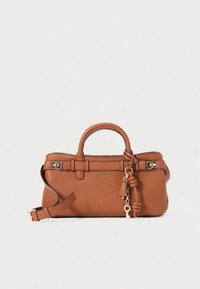 Braune Lederhandtasche mit zwei oberen Griffen, abnehmbarem Schulterriemen, dekorativem Anhänger und Prägung auf der Vorderseite. Akzente aus goldfarbenem Metall.