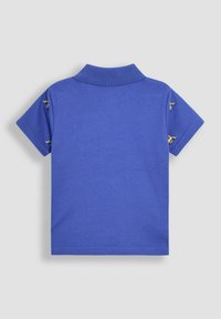 Polo shirt blu in cotone, con colletto e maniche corte. Distintivo ricamo dorato sulle spalle, texture liscia e design solido.