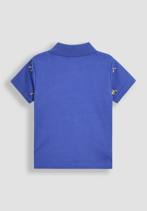 Polo shirt blu in cotone, con colletto e maniche corte. Distintivo ricamo dorato sulle spalle, texture liscia e design solido.