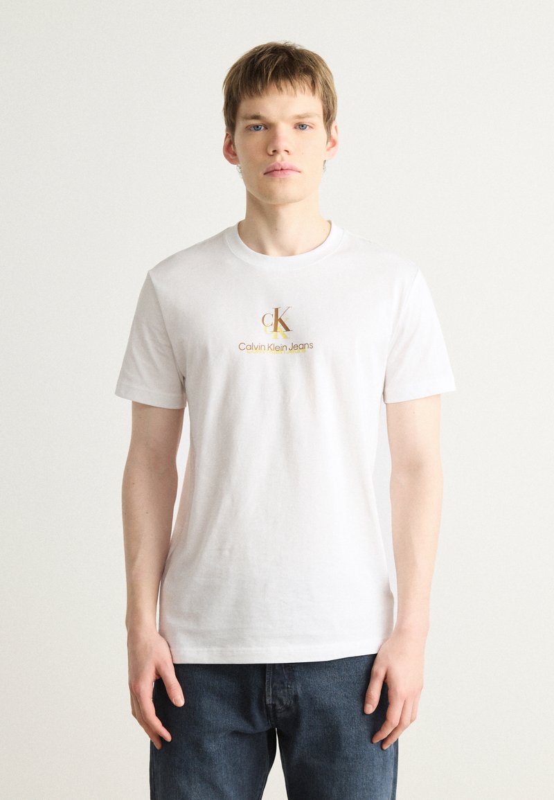 Calvin Klein Jeans SHADOW LOGO TEE - Triko s potiskem - bright white
