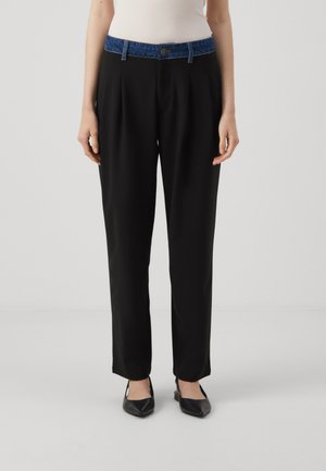 Μαύρο παντελόνι με ζώνη σε στυλ τζιν μπλε χρώματος, που διαθέτει πτυχώσεις και κομψή εφαρμογή. Το ύφασμα είναι λείο, και η ζώνη έχει λεπτομέρεια ραφής.