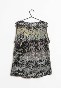 Ärmellose Bluse mit abstraktem Muster in Schwarz, Grau, Blau und Gold, die an einem schwarzen Kleiderbügel vor einem weißen Hintergrund hängt.
