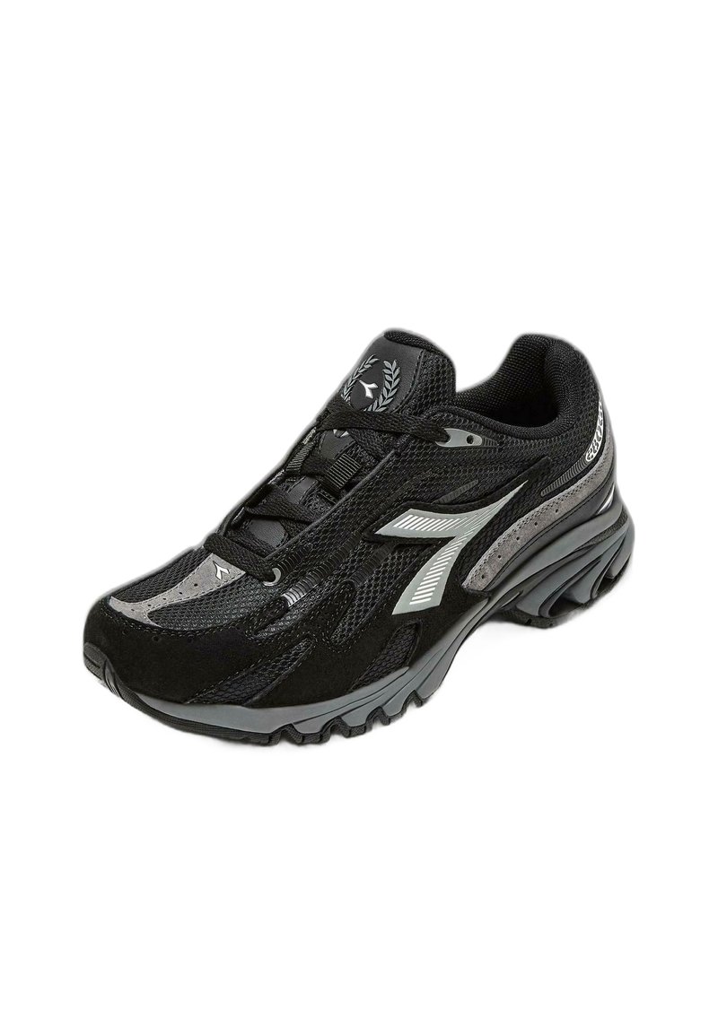 Scarpa sportiva nera con tomaia in rete e camoscio, dettagli grigi, design con lacci, suola imbottita e tacco curvato per flessibilità.