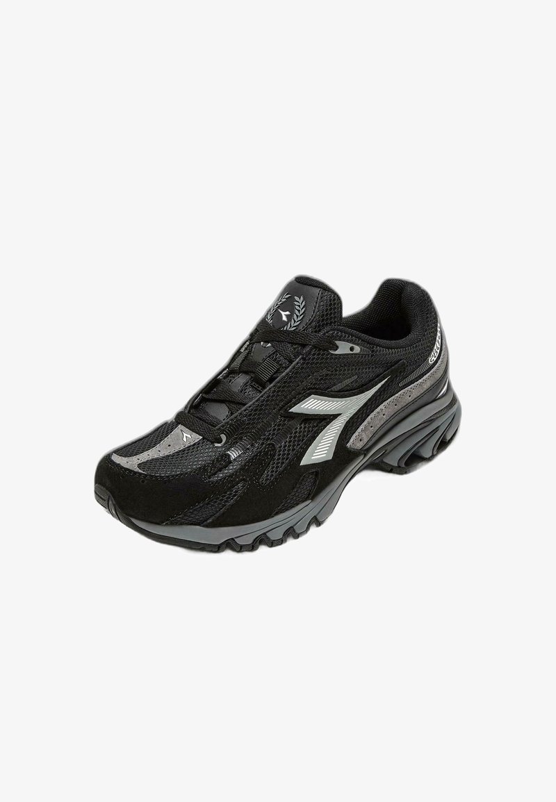 Scarpa sportiva nera con tomaia in rete e camoscio, dettagli grigi, design con lacci, suola imbottita e tacco curvato per flessibilità.