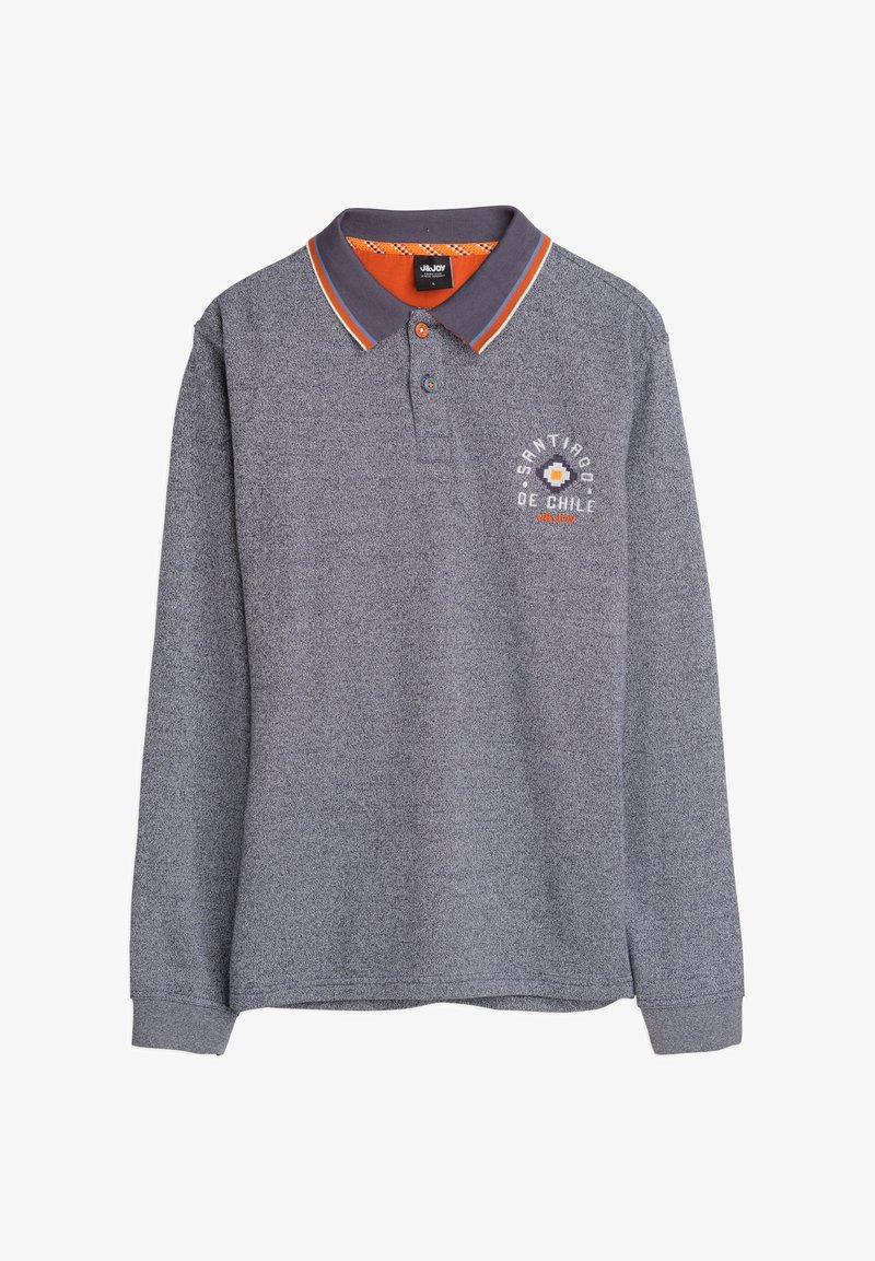 Polo à manches longues en tissu gris chiné avec un col rayé orange et bleu. Présente un texte brodé "Santiago du Chili" et un motif géométrique.