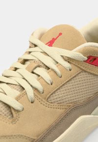 Baskets beiges en matériaux suédé texturé et maille. Présentent des lacets crème, des accents roses subtils et un design à bout rond.