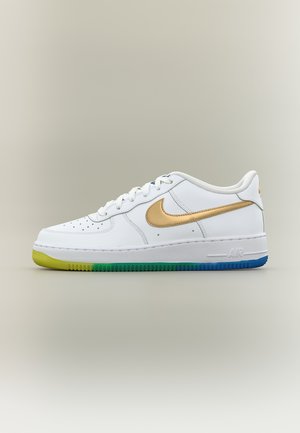 Baskets Nike Air Force 1 blanches avec un swoosh doré et une semelle dégradée passant du jaune au vert puis au bleu, vue de côté.