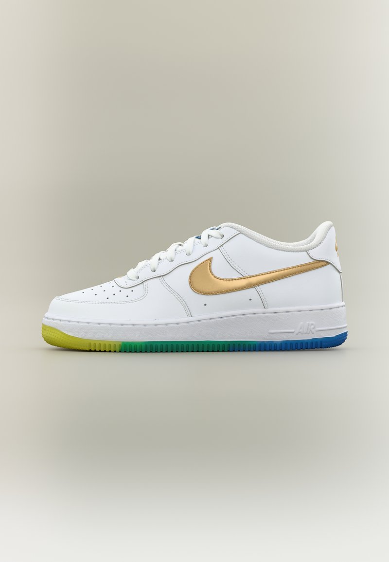 Λευκό αθλητικό παπούτσι Nike Air Force 1 με χρυσό σήμα και βαθμιδωτή σόλα που μεταβαίνει από κίτρινο σε πράσινο και σε μπλε, πλευρική όψη.