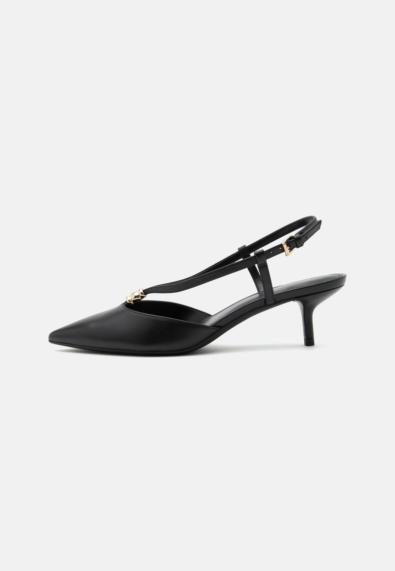 Escarpin slingback en cuir noir à petit talon kitten, bout pointu, fine bride en T, boucle réglable et petite décoration dorée sur la bride.