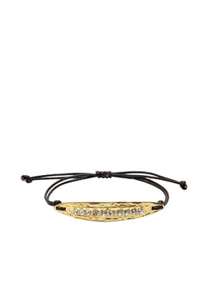 Regulowana czarna bransoletka z sznurka z teksturowanym złotym metalowym paskiem z rzędem małych przezroczystych kamieni szlachetnych.