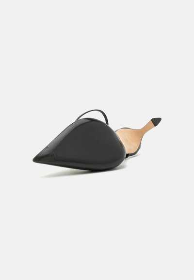 Victoria Beckham Visoke pete - black