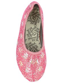 Roze ballerina's van sprankelend stof, met bloemmotieven in wit en geel. De binnenkant heeft een gestructureerde inlegzool met branding.