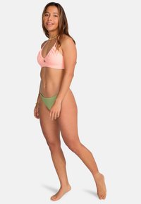 Bikini set obsahující růžový pruhovaný bralet s výřezem ve tvaru klíče, v kombinaci se zelenými ribkovanými vysokými kalhotkami. Hladká textilie.