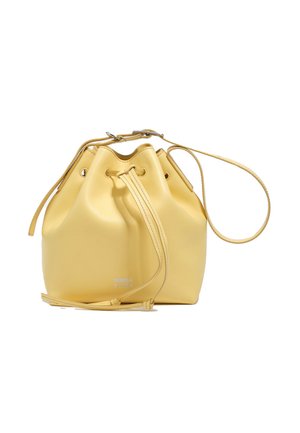 Bolso tipo saco de cuero amarillo con cierre de cordón y correa delgada para el hombro, con la marca "Bimba y Lola" en el frente.