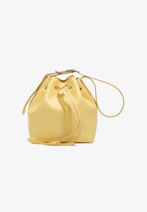 Gele leren emmerhandtas met trekkoordsluiting en smalle schouderband, vooraan het merk "Bimba y Lola".