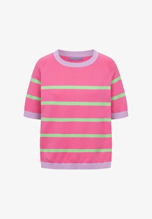 Roze korte mouw trui met lichtgroene horizontale strepen, lavendelkleurige geribbelde kraag, manchetten en zoom.