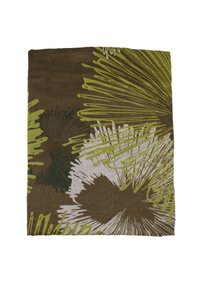 Tappeto rettangolare marrone e verde con motivi floreali astratti, caratterizzato da texture variabili in tonalità smorzate e accenti di colori chiari.