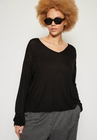 Vero Moda Curve VMCNOVA LS V-NECK GA NOOS CUR - Džemperis - black