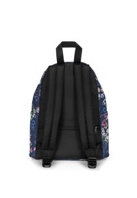 Mochila con estampado floral y base azul oscuro, correas ajustables negras y un bolsillo lateral con cremallera. Espalda acolchada para mayor comodidad.
