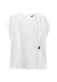 Biała bluzka z krótkim rękawem, okrągłym dekoltem i detalem w kształcie dziurki z tyłu. Zawiera dekoracyjny akcent z koralików z boku. Miękka tekstura materiału.