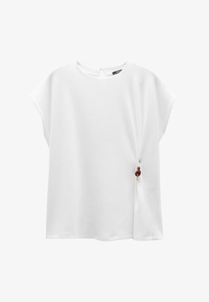 Biała bluzka z krótkim rękawem, okrągłym dekoltem i detalem w kształcie dziurki z tyłu. Zawiera dekoracyjny akcent z koralików z boku. Miękka tekstura materiału.