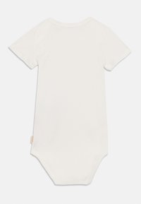 Biały bawełniany body dla niemowląt z krótkim rękawem, okrągłym dekoltem i zatrzaskami na dole. Miękka struktura, prosty design, bez wzorów.