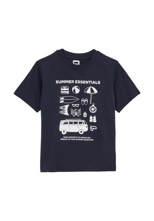 T-shirt en coton bleu marine avec des graphismes blancs représentant des objets d'été, notamment un van, une planche de surf et des accessoires de plage, avec le texte "ESSENTIELS D'ÉTÉ".