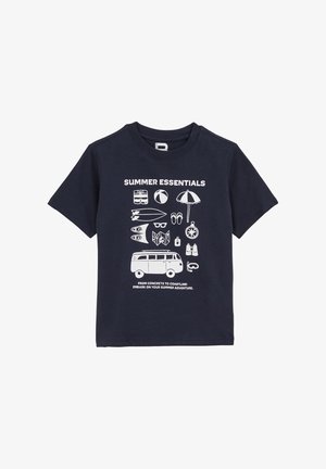 Tamsiai mėlynas medvilninis marškinėliai su baltais piešiniais, vaizduojančiais vasaros daiktus, įskaitant furgoną, banglenčių ir paplūdimio reikmenis, su tekstu "VASAROS BŪTINYBĖS."
