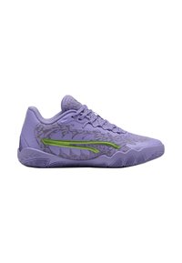 Lila Sport Schuh mit grünen Akzenten, strukturiertes Obermaterial mit blattähnlichen Mustern und einer strukturierten Sohle für guten Grip.