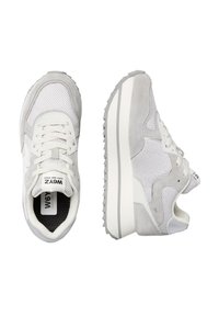 Sneaker atletiche grigie con una combinazione di materiali in rete e camoscio, design leggero e suola in gomma testurizzata.