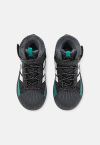 Μαύρα αθλητικά παπούτσια υψηλής κοπής με τιρκουάζ λεπτομέρειες, λευκές ρίγες, υφασμάτινη ρύθμιση από καουτσούκ και γκρι φλις επένδυση. Διαθέτουν κορδόνια και βέλκρο.