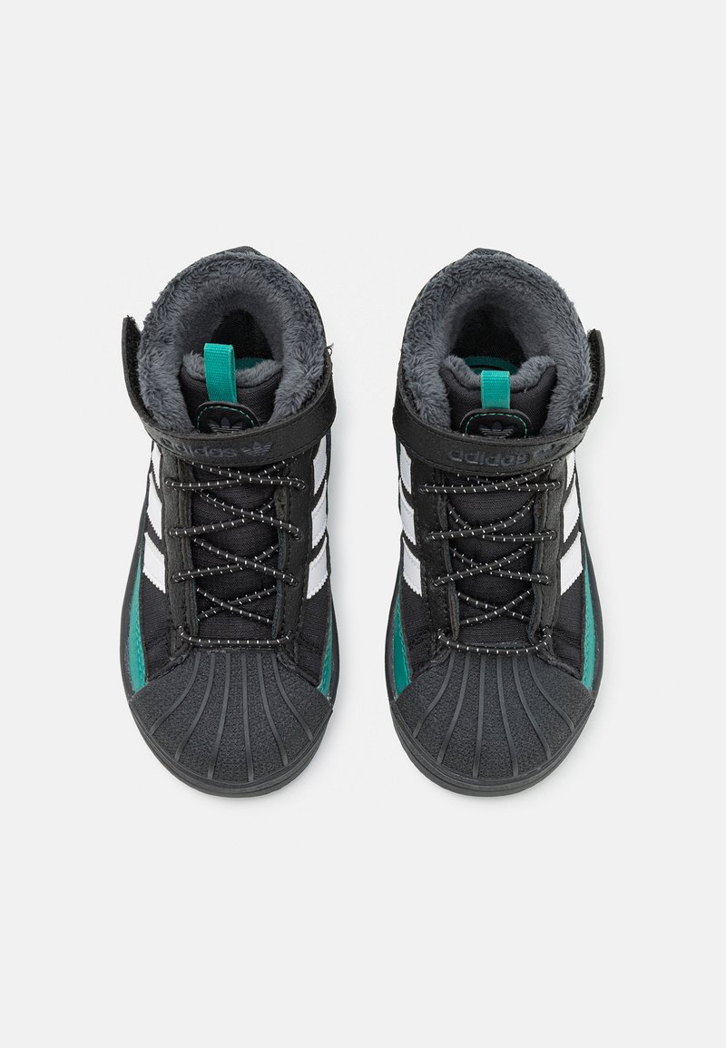 adidas Originals SUPERSTAR TREK UNISEX - Winter boots - core black/footwear  white/active green/black - Zalando.co.uk