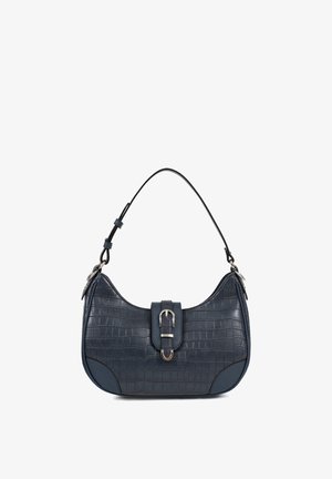 Petit sac à main bleu foncé avec texture crocodile, forme arrondie, bandoulière réglable et boucle argentée sur le rabat avant.