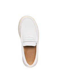 Witte instap schoenen met een bovenkant van suède, een gewatteerde kraag en een contrasterende tan binnenzool. Kenmerkt decoratieve stiksels en een soepele rubberen zool.