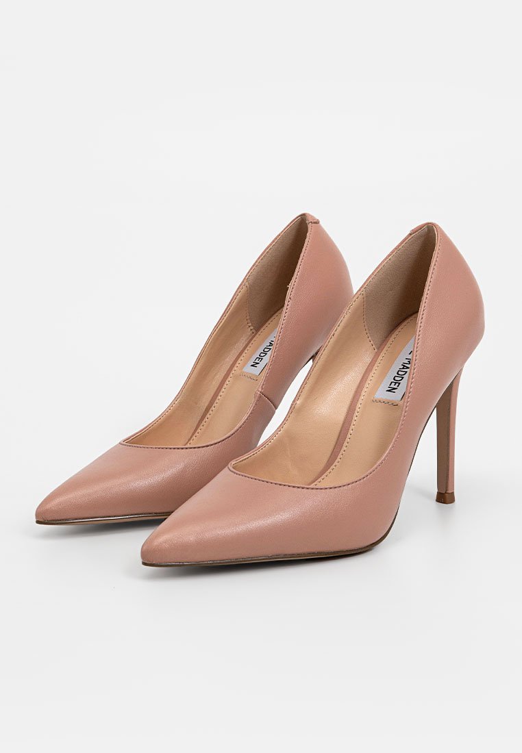 Une paire de escarpins en cuir rose nude à talons hauts et pointus, placés côte à côte sur un fond blanc.